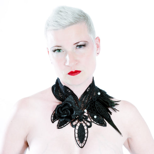 SiaLinda: Brustschmuck Halsschmuck Morticia mit schwarzen Rosen, weißen Perlen & Federn